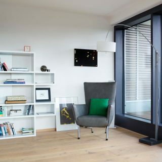 나무 바닥과 안락의자가 있는 현대적인 거실