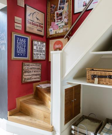 trappe med røde vægge og billede cubbyhole opbevaring