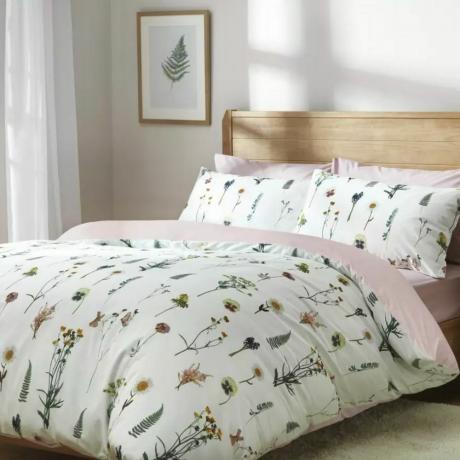 Το κρεβάτι λουλουδιών με πίεση 22 λιρών που είναι ντουμπάνα Urban Outfitters