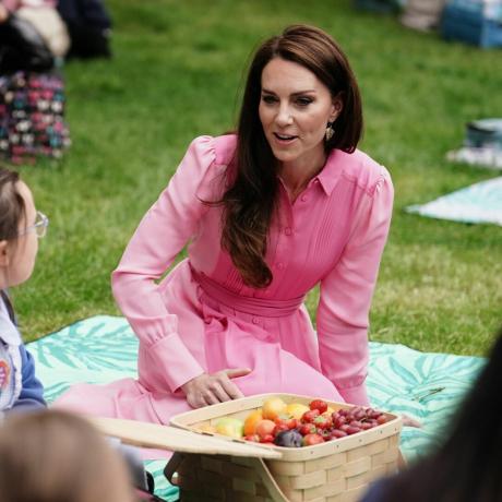 Kate Middleton no Chelsea Flower Show com compras quentes de verão