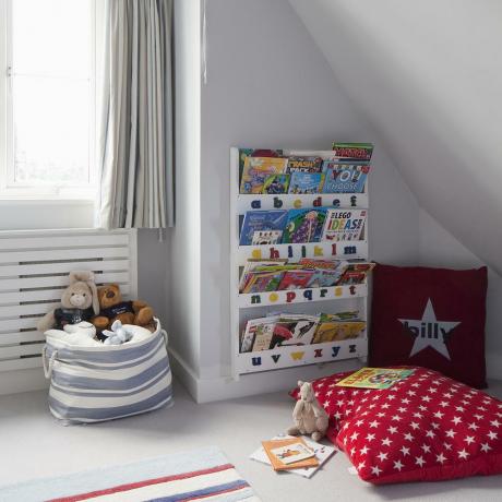 Идея игровой комнаты для чтения с книжным шкафом и напольной подушкой