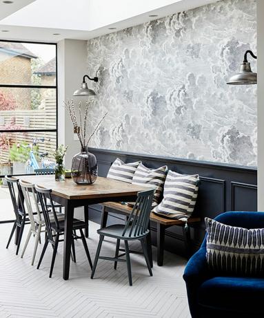 Cuisine-salle à manger à aire ouverte avec des sièges mixtes en papier peint