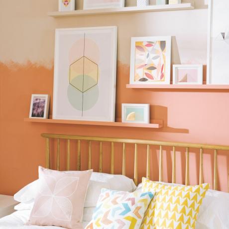 virsikuvärvi magamistoa sein