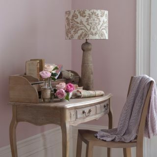 Rosa sovrum omklädningsområde | Idé för hemmakontor | Träbord | Bild | Bostadshus