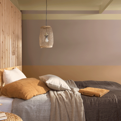 Randigt litet sovrum med Dulux-färg