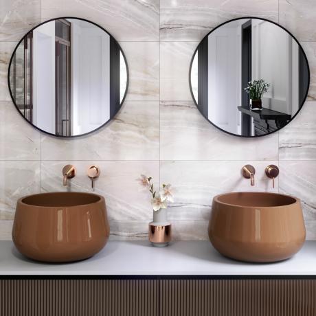 vonios kambarys su rudomis dvigubomis kriauklėmis