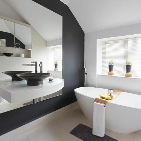 Reforma do banheiro monocromático moderno inspirado no design japonês