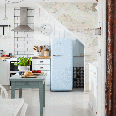 Congelador azul em uma cozinha branca