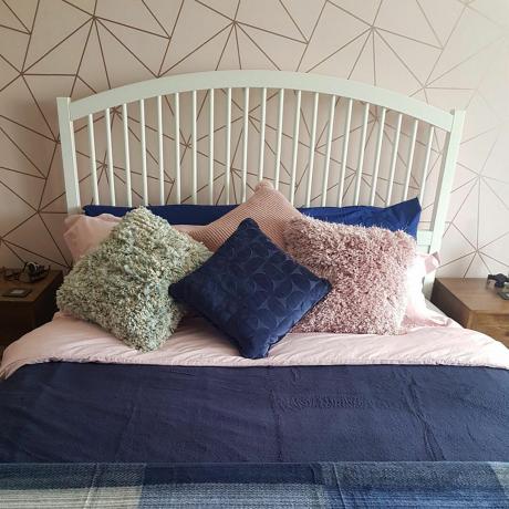 slaapkamer met roze geometrisch behang