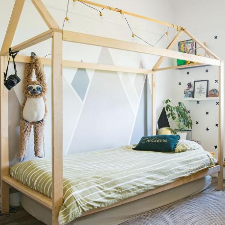 спалня за момчета с боядисана стена и легло в стил къща