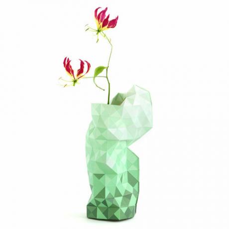 Pepe Heykoops papiromslag gør tomme flasker til en stilfuld vase