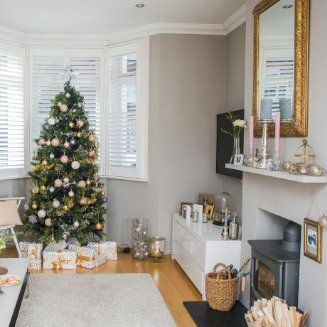 Mooie grijze woonkamer met kerstboom