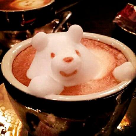 Café, mas não como o conhecemos: o barista japonês, Kazuki Yamamoto, criou criações incríveis a partir de simples espuma de cappuccino. Rex Features