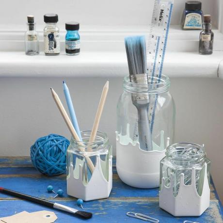 stekleni kozarci s čopičem na modri mizi