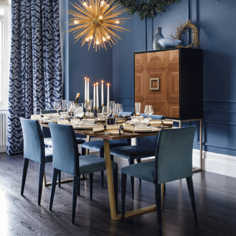 Pared azul marino con mesa de comedor