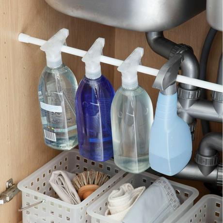 Küchenschränke und Schubladen mit Flaschenhalter unter der Spüle
