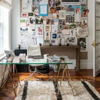 Escritório em casa branco com parede de recurso de fotografia | Decoração de escritório em casa | Livingetc | Housetohome.co.uk