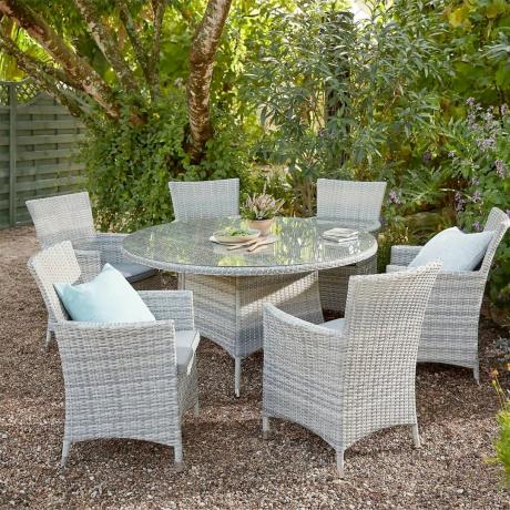 Rottinkinen puutarhapöytä ja tuolit