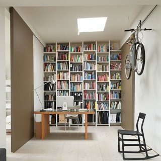 Bureau à domicile avec étagères du sol au plafond | Décoration de bureau à domicile | Livingetc | Housetohome.fr