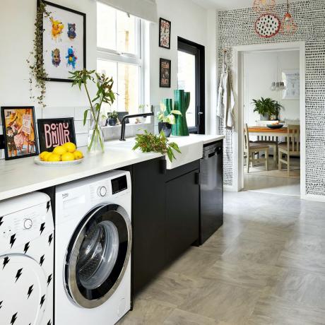 skalbimo mašina virtuvės zonoje