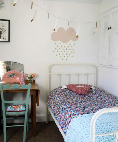 Mädchenzimmer mit gemusterter Bettwäsche und raffinierten Akzenten