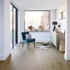 Kelly Hoppen atskleidžia, kaip naudoti grindis, kad kambarys atrodytų didesnis