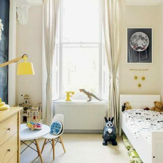 A gyermek semleges hálószobája fekete és sárga ékezetekkel