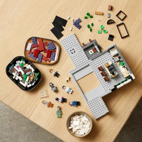 Изображение на LEGO Queer Eye – комплектът Fab 5 Loft в процес на изграждане