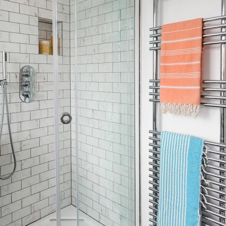 Λευκό-μπάνιο-ανακαίνιση-με-πορτοκαλί-πετσέτες-6