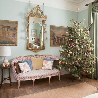 Traditsiooniline sinine elutuba jõulupuu ja ehitud peegliga