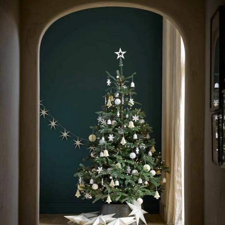 עץ חג המולד מקושט במסדרון