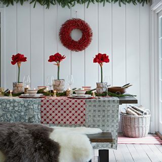 Rood-witte eetkamer in Scandinavische stijl | Eetkamer inrichten | Landhuizen & interieurs | Housetohome.co.uk