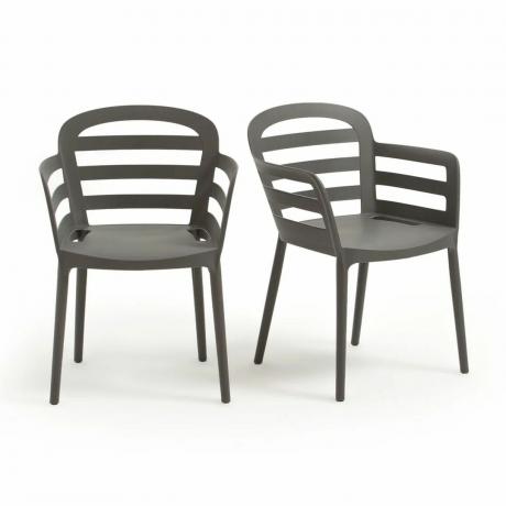 Dve moderné čierne plastové záhradné stoličky