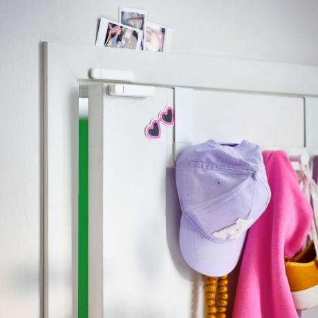 IKEA slimme sensor bovenop een deurkozijn