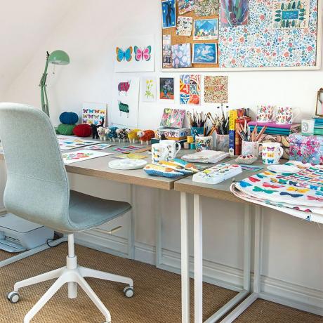 domowe studio z biurkiem, krzesłem i tablicą korkową