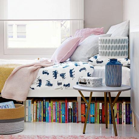 мала сива спаваћа соба са књигама испод кревета