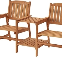 मिडिल टेबल के साथ पाइन लकड़ी की कुर्सियाँ, अमेज़न पर £95.99
