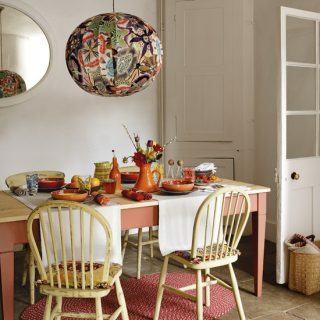 غرفة طعام منقوشة | أفكار لغرفة الطعام | أدوات مائدة ملونة | منازل الريف والديكورات الداخلية