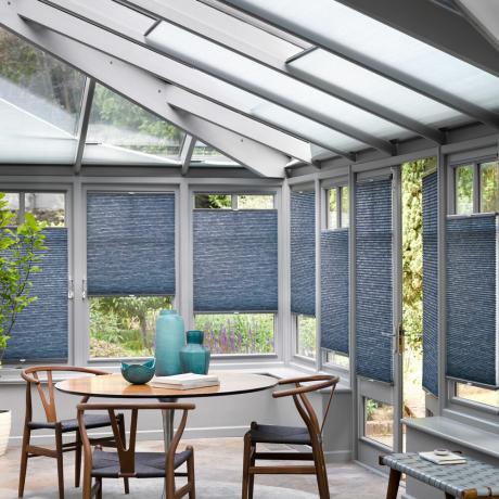 veranda con persiane blu