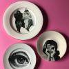Стіна галереї тарілок у стилі Форназетті зі зломом Instagram