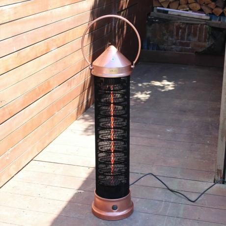 Încălzitorul de terasă cu felinar de cupru Kettler Kalos este testat pe pardoseală din lemn