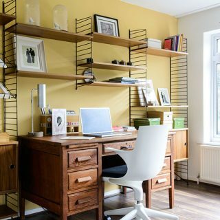 Bureau à domicile jaune avec meubles en bois | Décoration de bureau à domicile | Idéal Maison | Housetohome.fr
