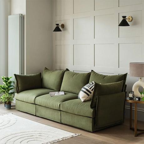 Moderna grå vardagsrumsidéer med panelvägg och grön soffa