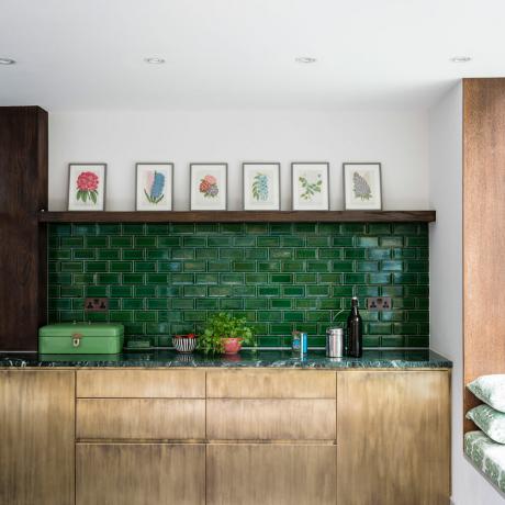 Kuchyňa so stenami Farrow and Ball a silnými bielymi stenami a zeleným obkladom