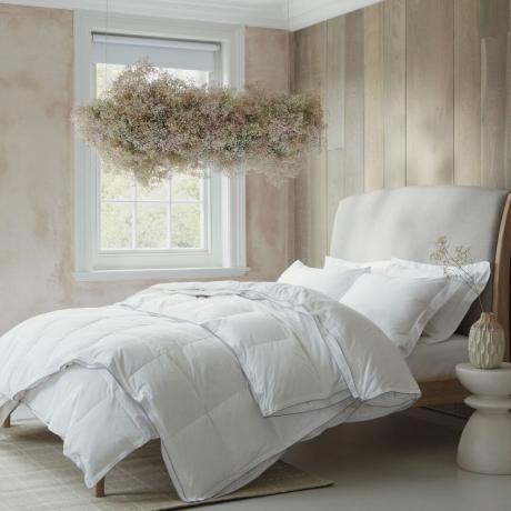 중립 침실에 흰색 침구가 있는 더블 침대