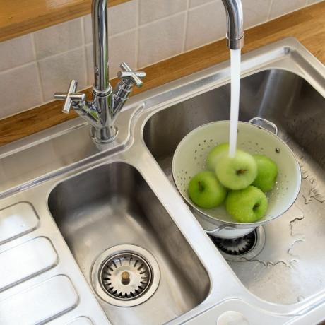 Яблоки моют в кухонной раковине