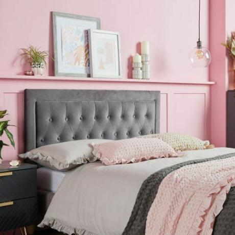sivá zamatová posteľ a vankúše v ružovej spálni