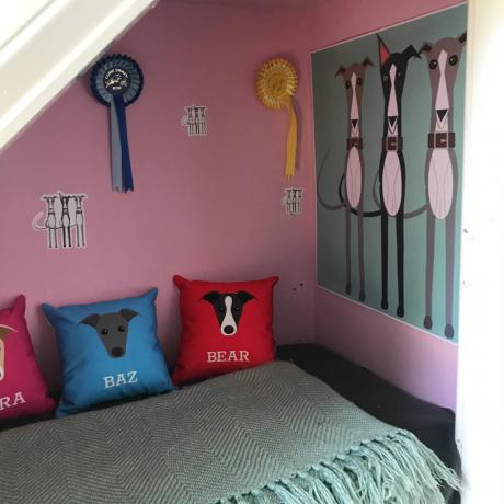 Хозяйка питомца создала собачью спальню мечты для своих гончих под лестницей