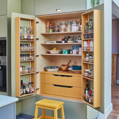 Unidade de despensa de cozinha aberta com exterior verde e interior de madeira