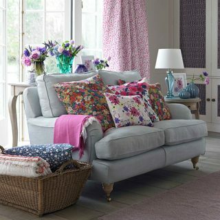 Blommigt vardagsrum med franska fönster | Vardagsrumsinredning | Hus och interiörer | Housetohome.co.uk